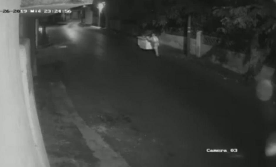 Automovilista arrolla a vendedor de elotes y tamales