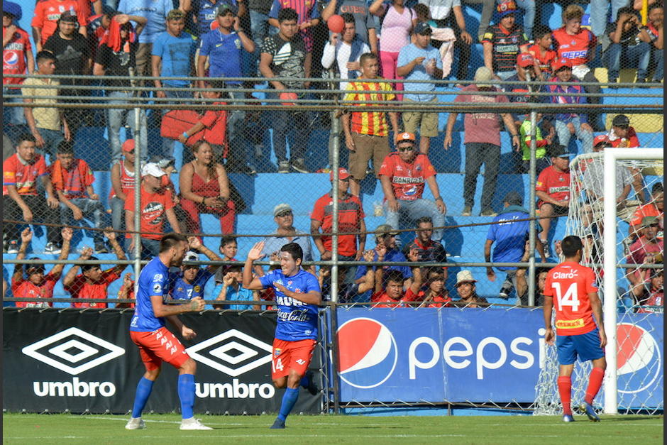 Jorge S&aacute;nchez Laparra festeja la anotaci&oacute;n que silenci&oacute; el estadio del Tr&eacute;bol. (Foto: Luis Barrios/Soy502)
