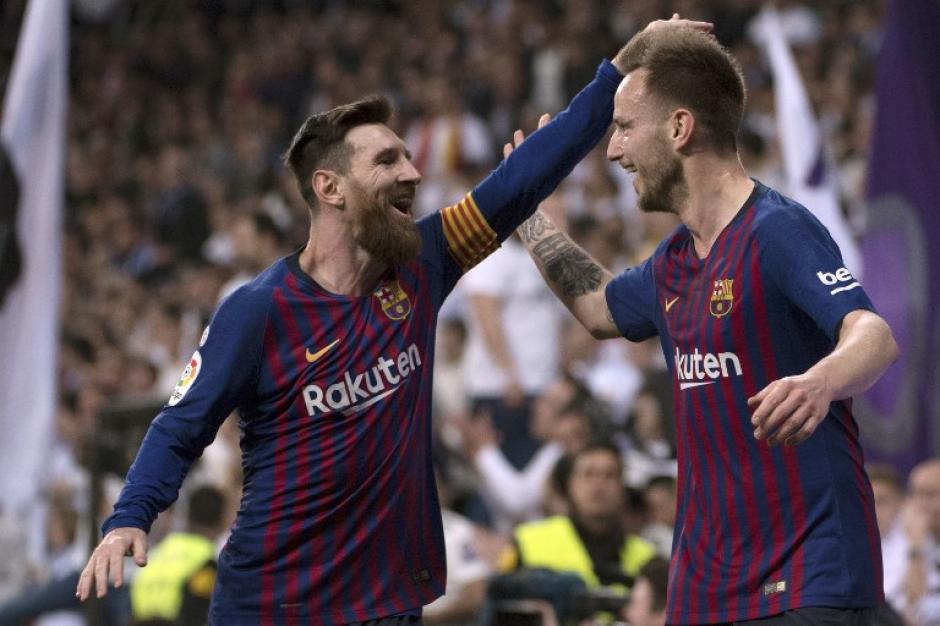 Messi y Rakitic festejan en el estadio Santiago Bernab&eacute;u. (Foto: AFP)