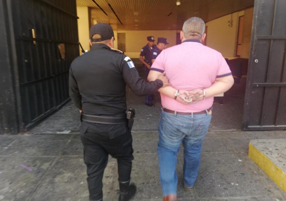 La PNC tuvo que utilizar dos pares de esposas para la detención del transportista. (Foto: PNC)