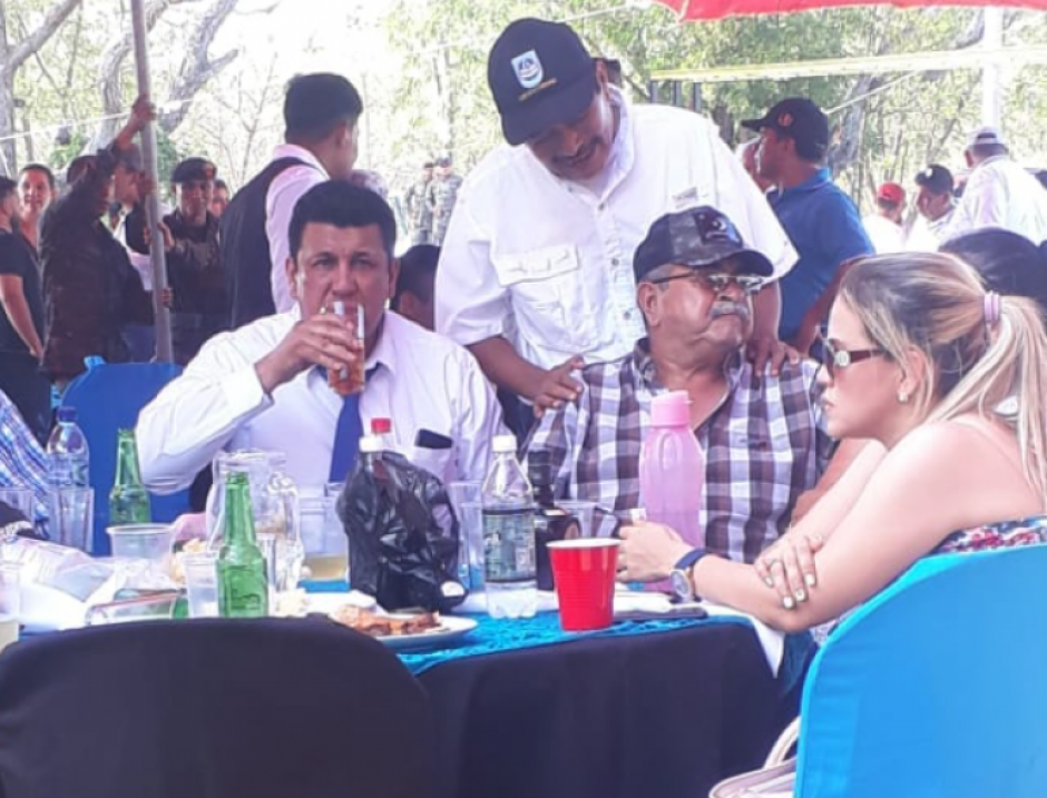 Estuardo Galdámez participó en la celebración del aniversario del Instituto Adolfo V. Hall de Zacapa. (Foto: Soy502)