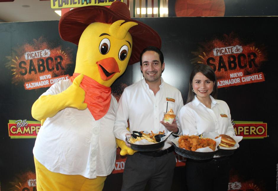 Juan Carlos Cifuentes, gerente de mercadeo de Pollo Campero, y Diana Aguirre, gerente de marca de Pollo Campero presentaron los nuevos sabores de temporada. (Foto: cortesía),