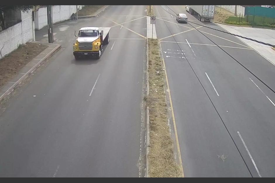 El conductor del camión se dio a la fuga después del hecho. (Foto: captura pantalla)&nbsp;