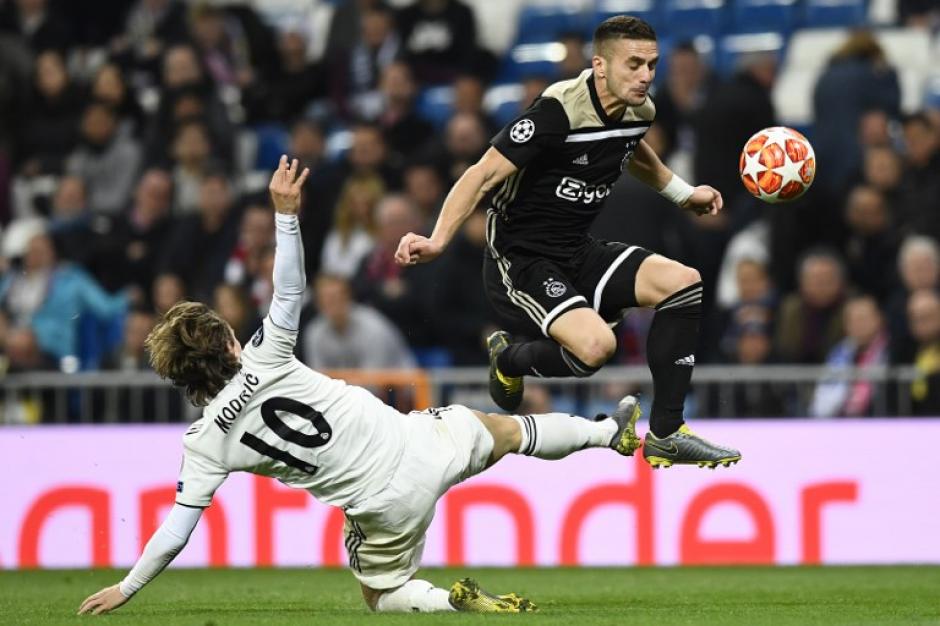 Dusan Tadic deja en el camino a Luka Modric en una acción de juego. (Foto: AFP)