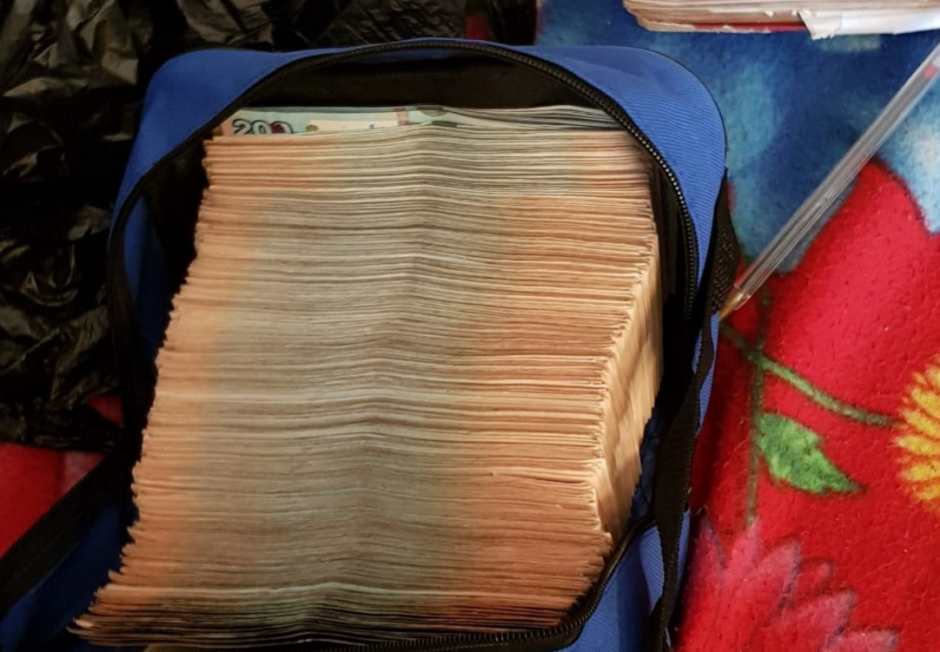 Las autoridades localizaron cientos de quetzales en una mochila. (Foto: PNC)&nbsp;