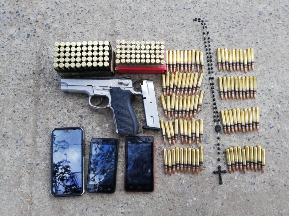 La PNC comparti&oacute; esta imagen de lo decomisado a tres pandilleros. (Foto: PNC)&nbsp;