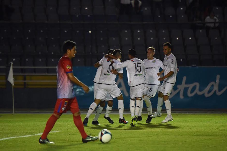Los cremas festejaron otra victoria en el estadio Nacional. (Foto: NuestroDiario)