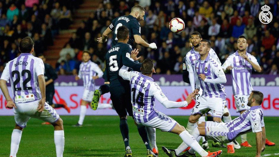 Benzema en una acción de juego durante el partido ante el Real Valladolid. (Foto: AFP)