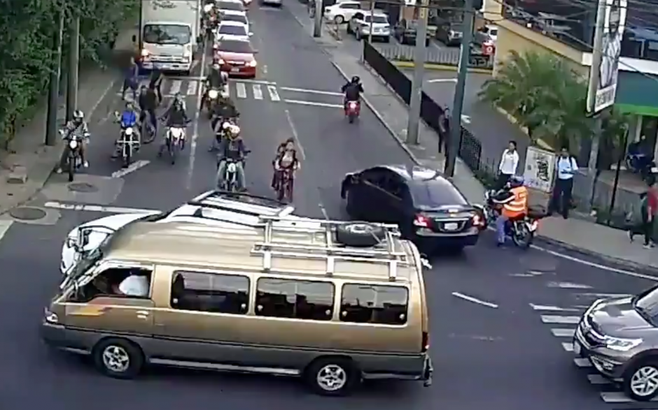 Una pelea por el paso provoc&oacute; un curioso accidente. (Foto: captura de pantalla)&nbsp;