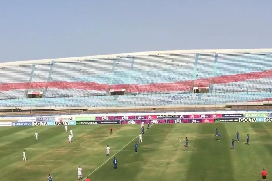 Los jugadores saltaron a la cancha, pero no realizaron ni una sola jugada de ataque durante más de 45 minutos. (Captura de Pantalla)