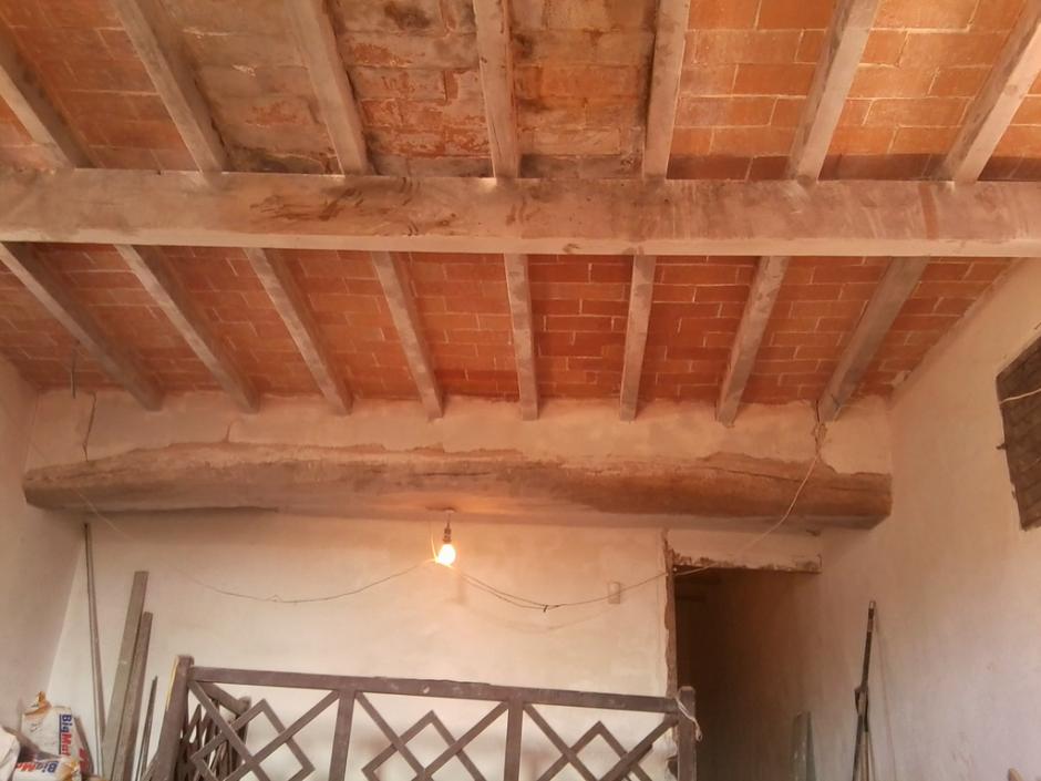 Techo de ladrillo se desploma y por poco causa una tragedia