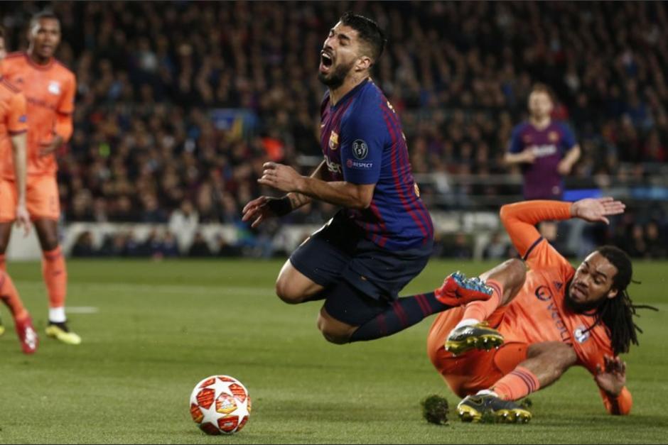 Luis Suárez se duele después de la supuesta falta de Denayer. (Foto: AFP)