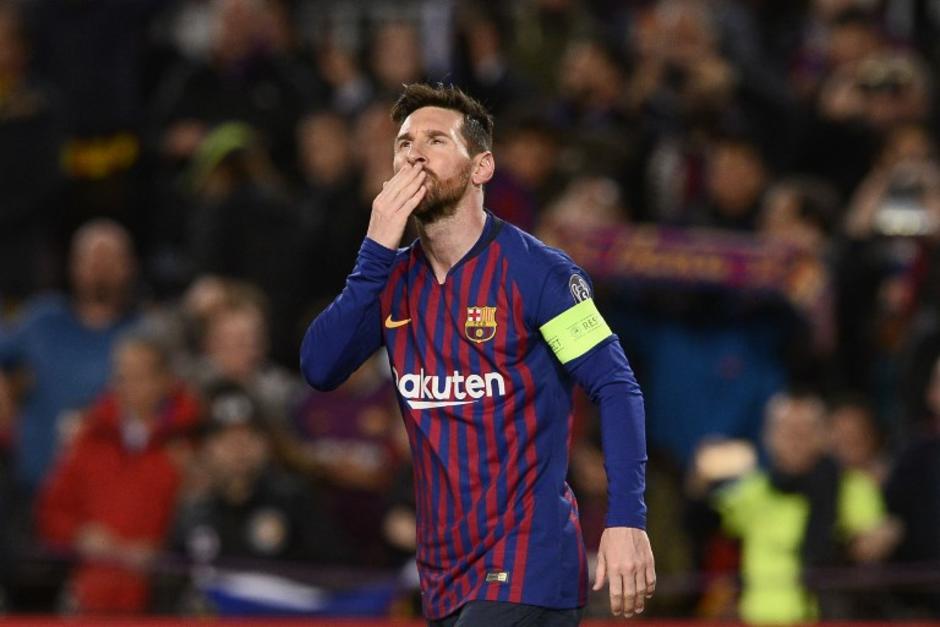 Lionel Messi lanza un beso durante el partido del Barcelona ante el Olympique de Lyon. (Foto: AFP)