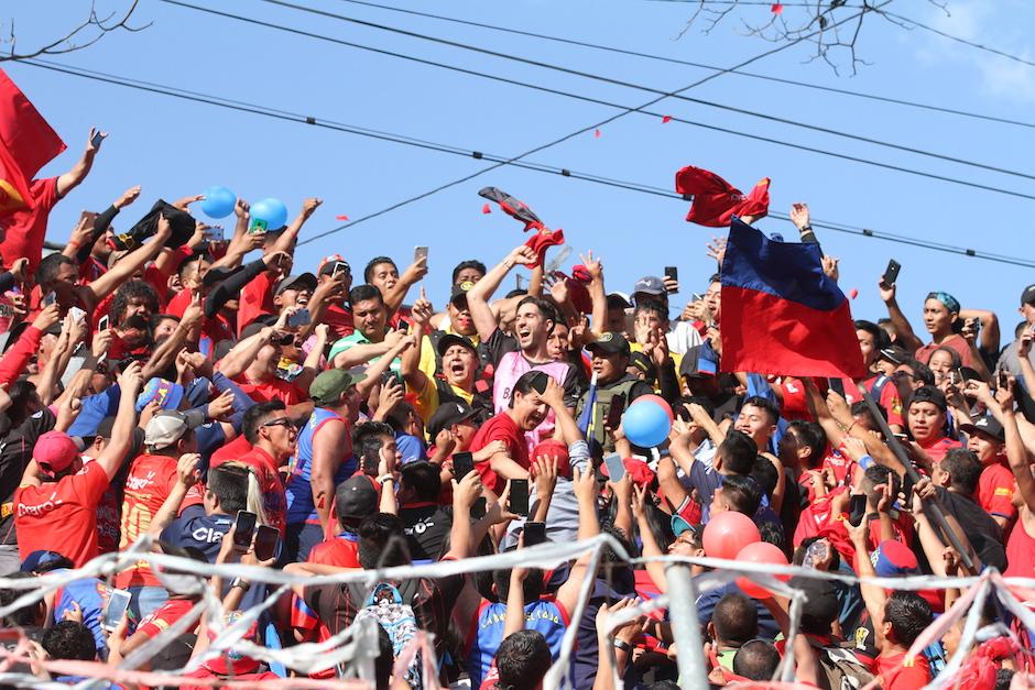 Jaime Penedo saltó y gritó junto con la porra de Municipal. (Foto: Luis Barrios/Soy502)