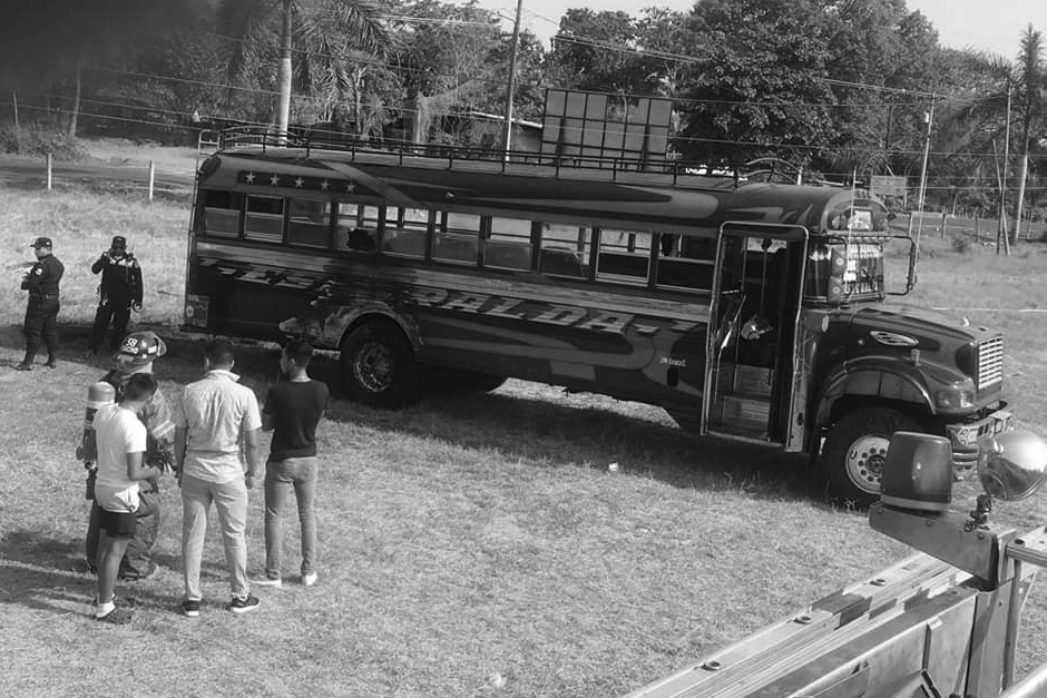 Dos hermanas murieron dentro del bus y otras personas resultaron heridas. (Foto: El Heraldo Guatemala)