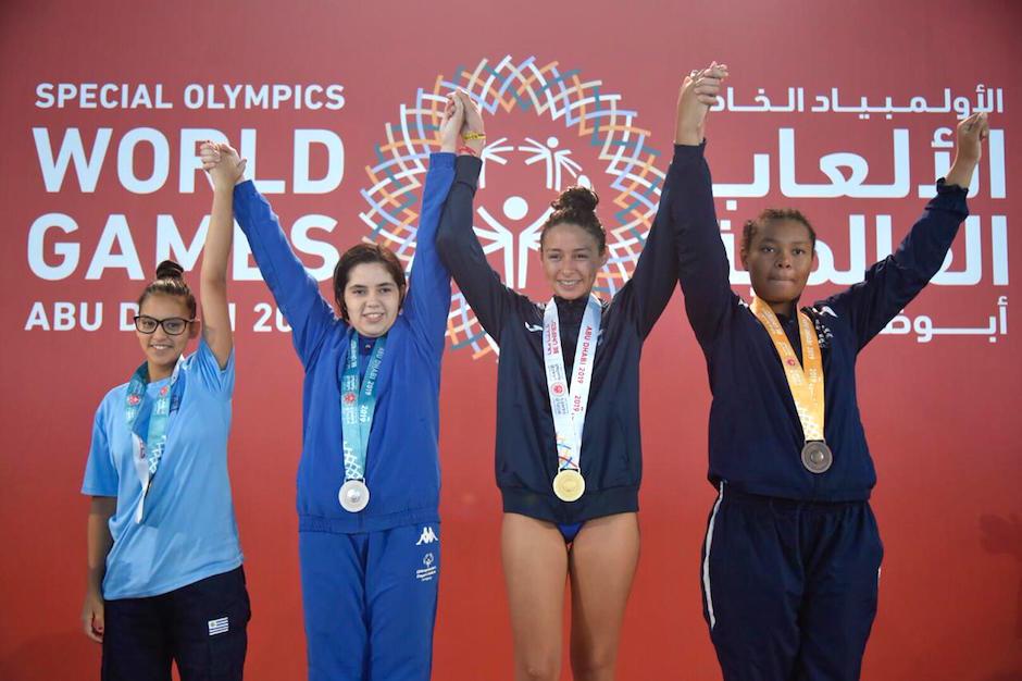 Jackelinn Mart&iacute;nez en lo m&aacute;s alto del podio de premiaci&oacute;n. (Foto: Olimpiadas Especiales Guatemala)