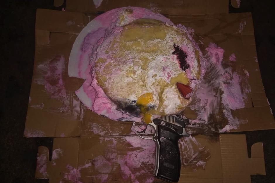 Pandilleros escondieron una pistola en un pastel para evitar registro de la polic&iacute;a. (Foto: PNC)