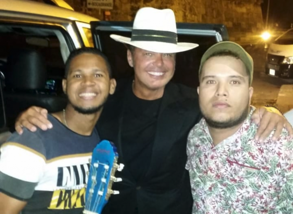 Los artistas se acercaron a Luis Miguel para dedicarle una canci&oacute;n improvisada. (Foto: Instagram McCaribe&ntilde;o)