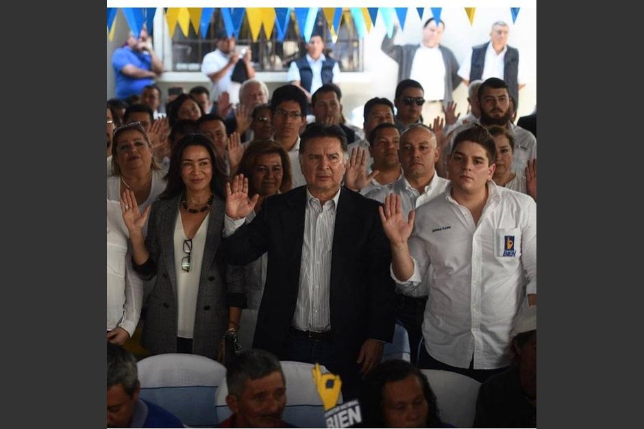 La presencia de Johnny Aldana (derecha) incomodó a simpatizantes del alcalde de San José Pinula. (Foto:&nbsp;Johnny Aldana/Facebook)