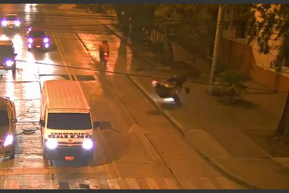 El motorista no ve una banqueta y pierde el control. (Foto: captura de pantalla)