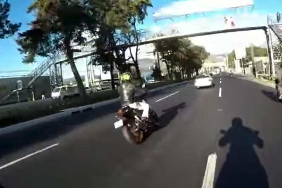 El conductor de una moto graba a otro haciendo una peligrosa maniobra pero todo termina mal. (Foto: Dalia Santos/PMT Villa Nueva)&nbsp;