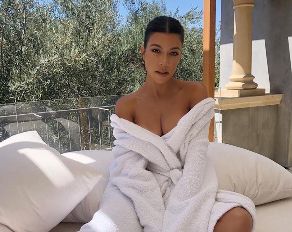 Kourtney Kardashian&nbsp;posa totalmente desnuda dentro de una tina de ba&ntilde;o. (Foto: Instagram)