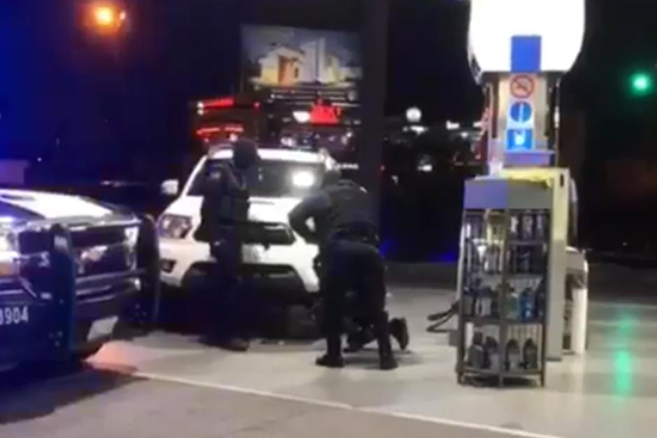 El hombre cont&oacute; con la ayuda de la polic&iacute;a para poder hacer su propuesta. (Foto: captura pantalla)&nbsp;