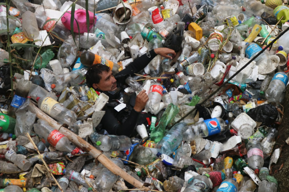 El menor cay&oacute; al r&iacute;o Las Vacas, el cual se encuentra lleno de basura. (Foto: Bomberos Voluntarios)