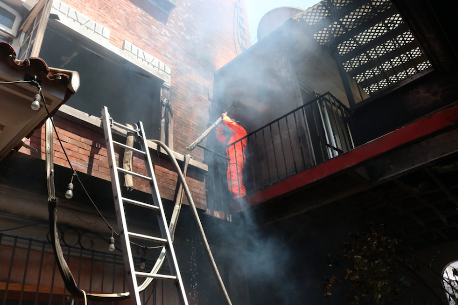 El incendio ocurri&oacute; en el segundo piso de un edificio de zona 15. (Foto: Bomberos Voluntarios)