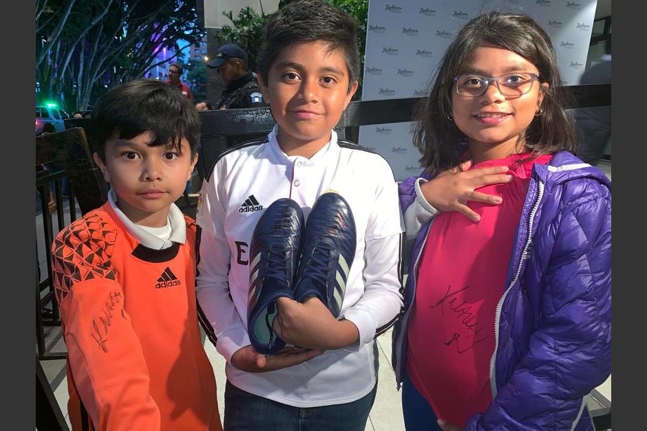 Juan Pablo Gudiel junto a su hermana Isabel y su primo Nicolás llegaron a saludar a Keylor. (Foto: Rudy Martínez/Soy502)