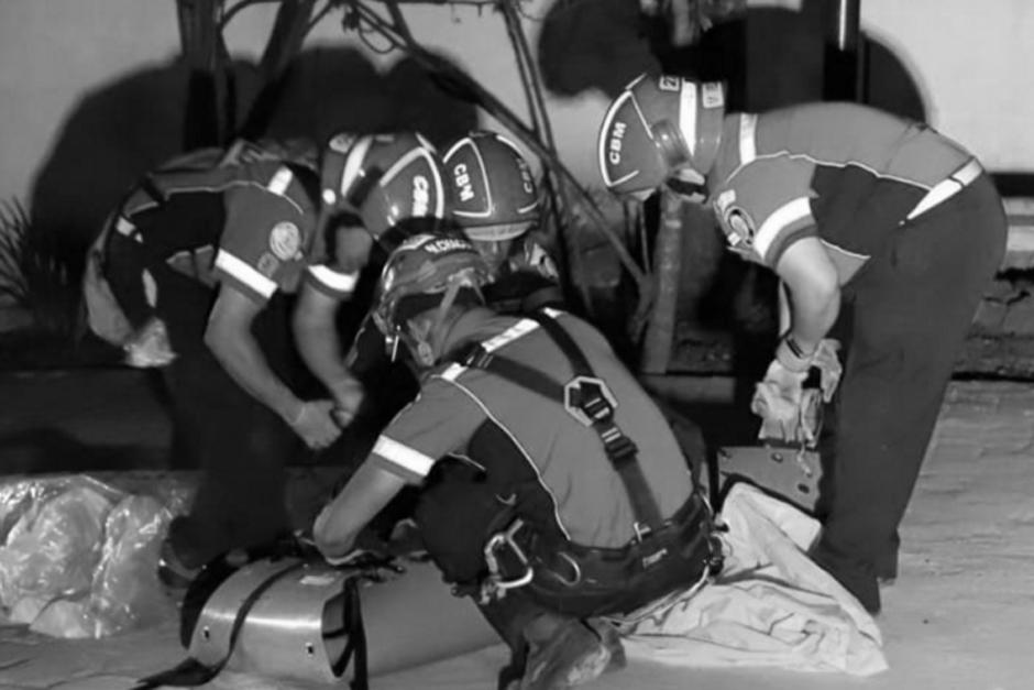 Los Bomberos Municipales ubicaron el cad&aacute;ver del menor en un barranco de la zona 6. (Foto: Bomberos Municipales)&nbsp;