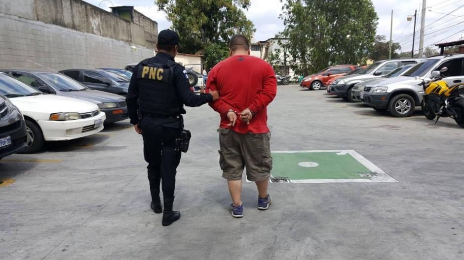 Eddy Guillermo Tanchez es capturado por la PNC por participar en la turba que prendi&oacute; fugo a dos supuestos sicarios en el bulevar El Naranjo. (Foto: PNC)