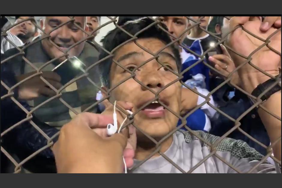 Josué Velásquez fue el elegido para recibir la camisola del guardameta tico. (Foto: captura de pantalla)