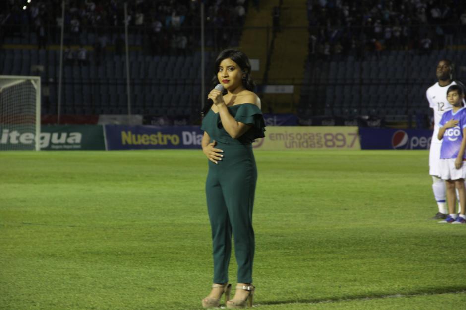 Paola Chuc sorprendi&oacute; a los aficionados en el estadio Doroteo Guamuch Flores. (Foto:Fredy Hern&aacute;ndez/Soy502)&nbsp;