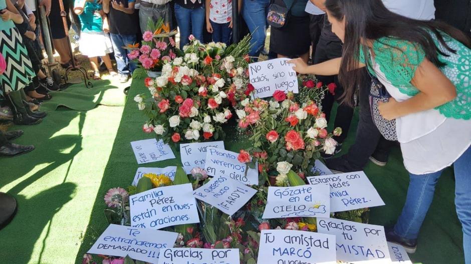 Con mensajes escritos en hojas, los amigos y familiares del taxista asesinado en El Naranjo mostraron su pesar. (Foto: Soy502)