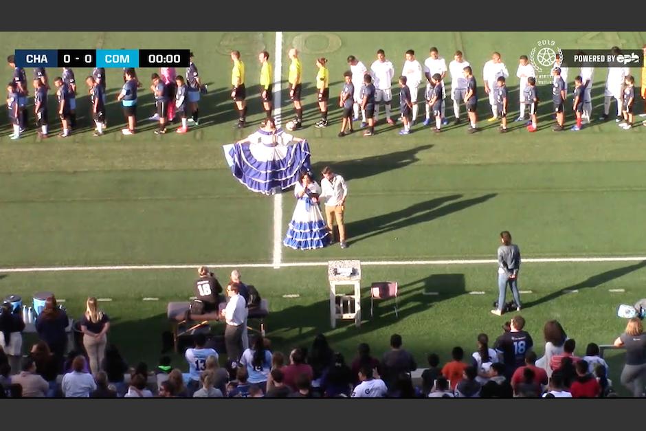 Dama se equivoca al cantar el Himno de Guatemala en el fogueo de Comunicaciones en Estados Unidos. (Foto: Captura)