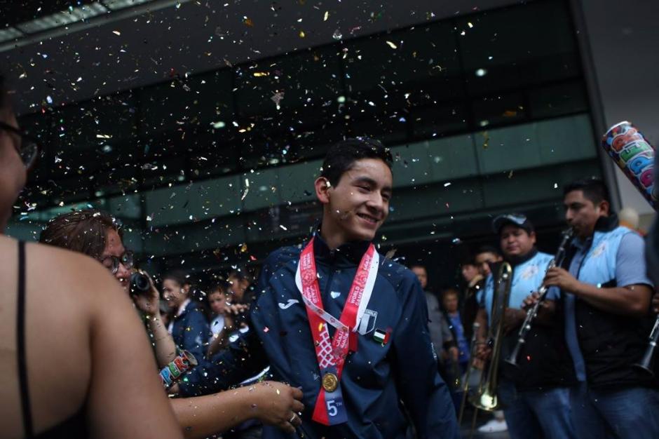 Uno de los atletas de B&aacute;dminton que particip&oacute; en las Olimpiadas Especiales al momento de llegar al Aeropuerto La Aurora. (Foto: Federaci&oacute;n de B&aacute;dminton)&nbsp;