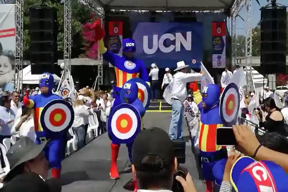 Durante una actividad del partido UCN, unos personajes llamaron la atenci&oacute;n (Foto: captura de pantalla)