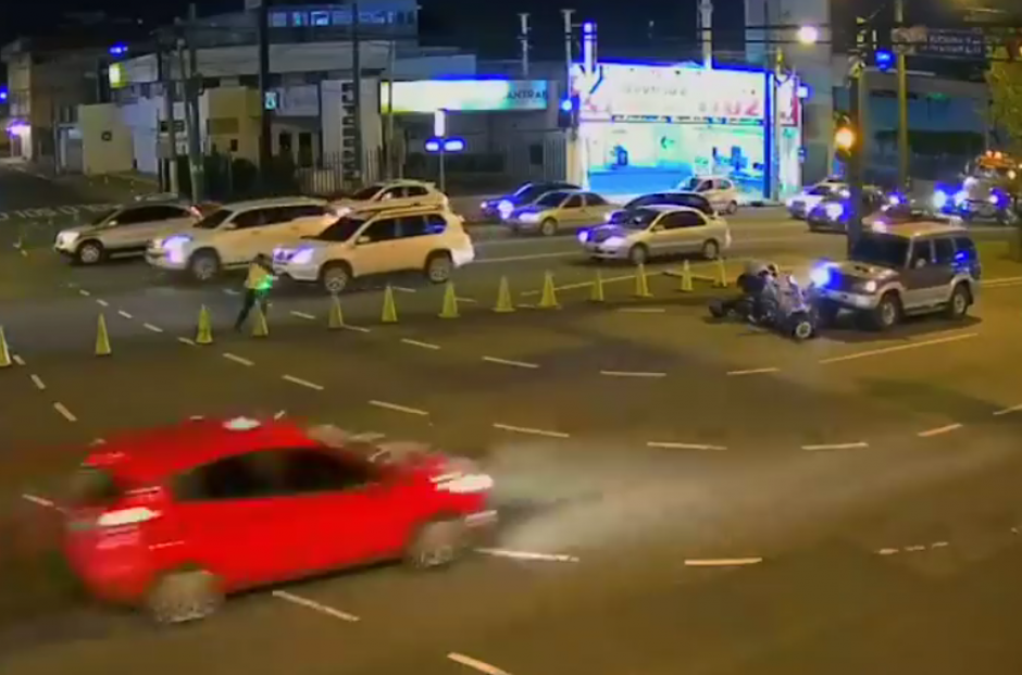 La imprudencia de este motociclista caus&oacute; un accidente. (Foto: Captura de pantalla)&nbsp;