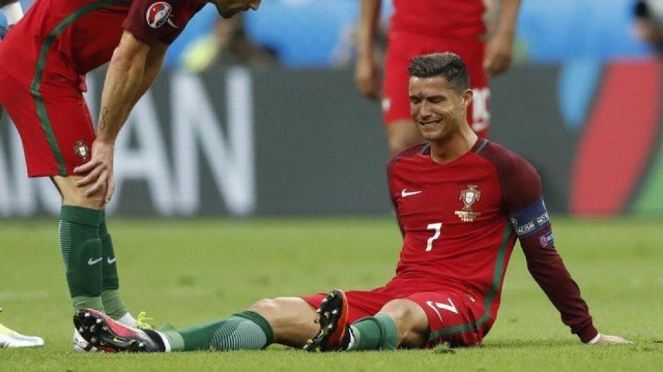 Cristiano Ronaldo podr&iacute;a estar fuera de actividad por mucho tiempo debido a una lesi&oacute;n muscular en el partido de Portugal contra Serbia. (Foto: AFP)