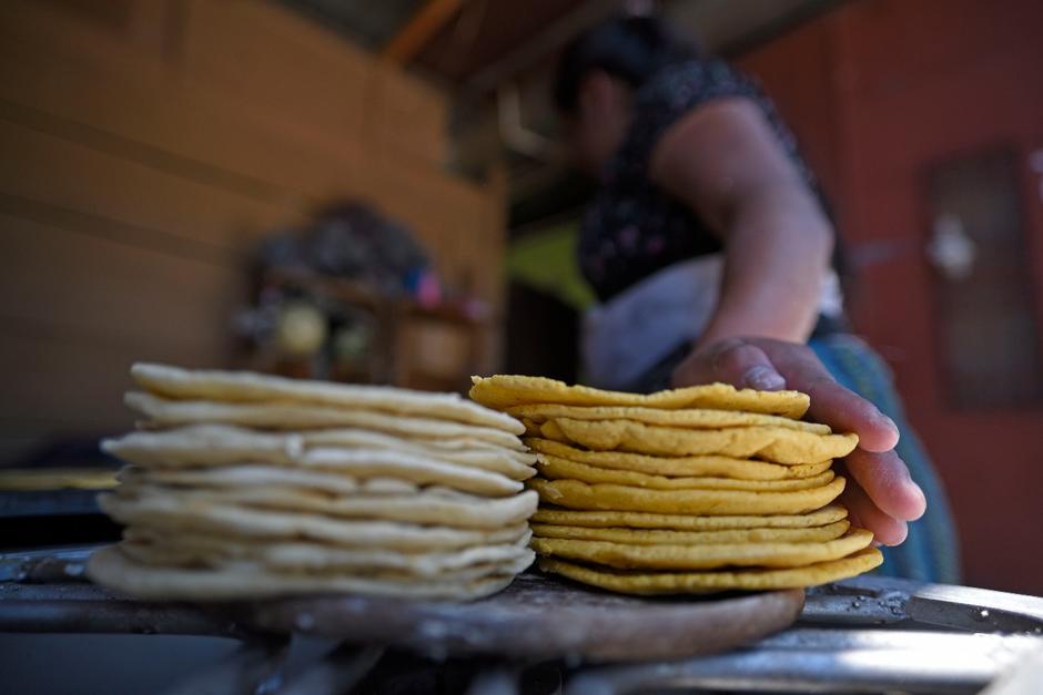 La elaboraci&oacute;n de tortillas de ma&iacute;z es uno de los trabajos m&aacute;s pesados y con menor salario. Foto: Wilder L&oacute;pez/Soy502