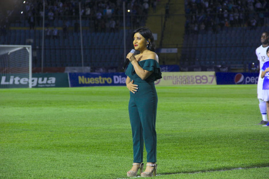 La ganadora de La Academia interpret&oacute; el Himno Nacional de Guatemala el viernes en el estadio nacional Doroteo Guamuch Flores. (Foto: Fredy Hern&aacute;ndez/Soy502)