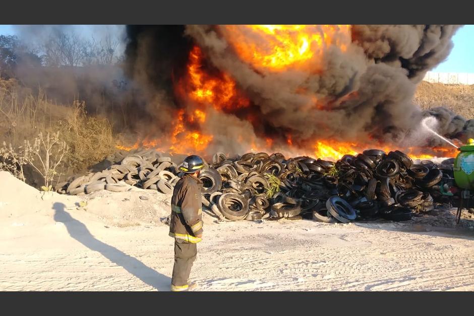 El fuego ha generado alarma en vecinos de la zona 3. (Foto: Conred)&nbsp;