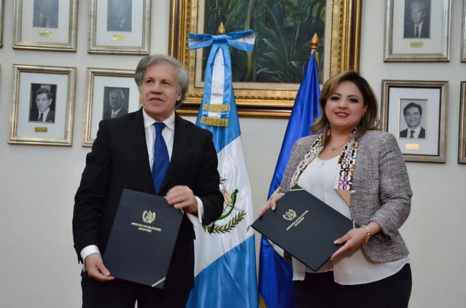 Luis Almagro, secretario General de la OEA, y la canciller Sandra Jovel firmaron un convenio para garantizar la transparencia de las elecciones generales. (Foto: Minex)