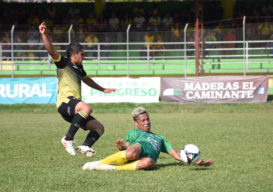 Cristhian Reyes disputa el balón durante el juego ante Petapa. (Foto: NuestroDiario)