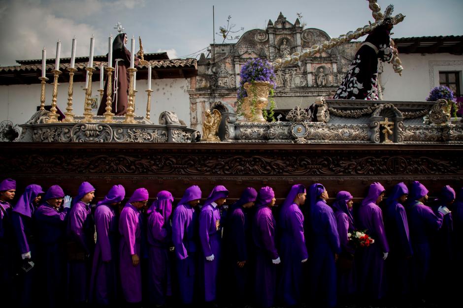 El fot&oacute;grafo nacional explica que la imagen trata de reflejar el esfuerzo de los cucuruchos al momento de llevar en hombros la procesi&oacute;n. (Foto: Juan Herrera Zuluaga)