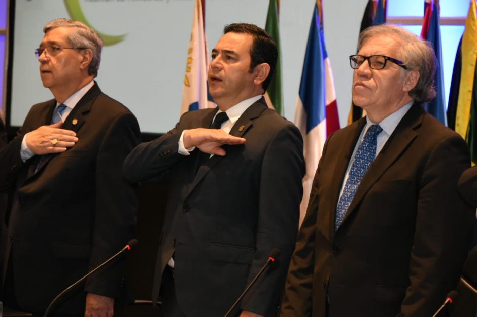 El presidente Jimmy Morales, el vicepresidente Jafeth Cabrera y el jefe de la OEA, Luis Almagro, participan en la reuni&oacute;n de ministros de Desarrollo. (Foto: AGN)