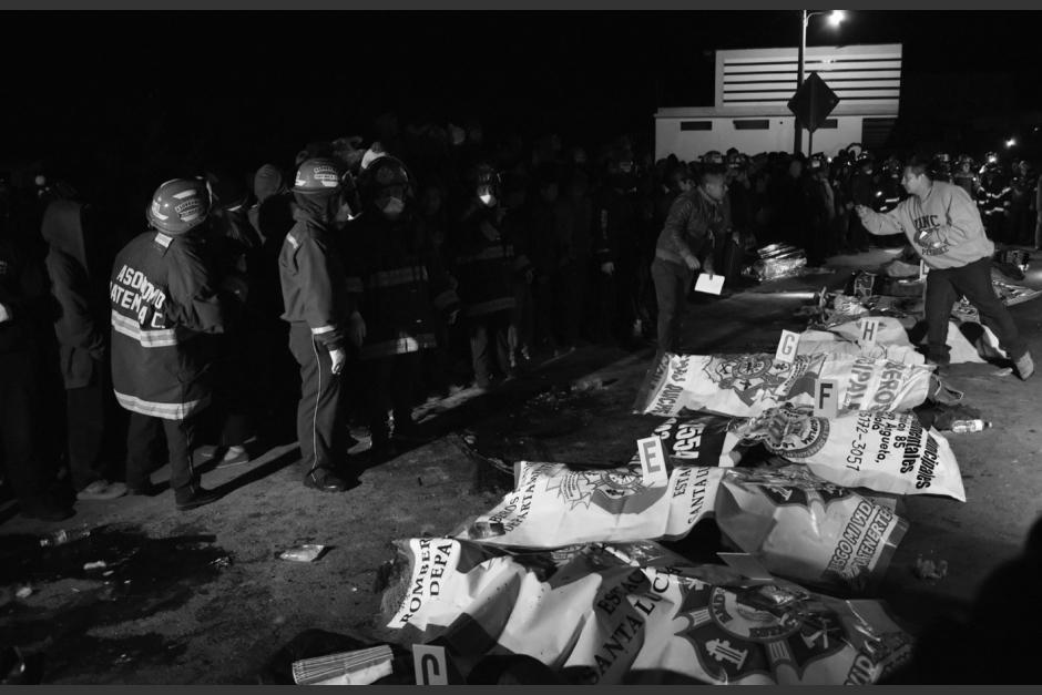 Testigos del incidente afirman que el piloto conducía el camión con las luces apagadas. (Foto: Bomberos Municipales Departamentales)&nbsp;