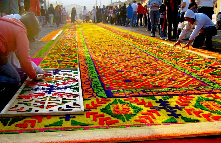Antigua se caracteriza por llenarse de coloridas alfombras en Semana Santa. (Foto: Fredy Hern&aacute;ndez/Soy502)