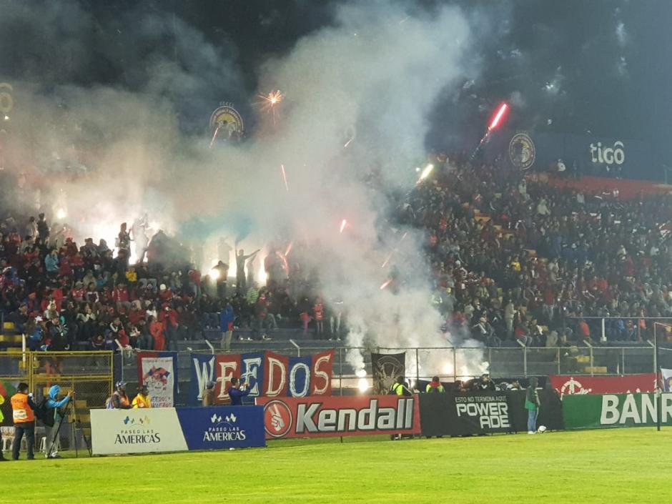 "Los perros no se comen", le cant&oacute; la afici&oacute;n de la Xelaj&uacute; a los jugadores de Cob&aacute;n. (Foto: Xelaj&uacute; MC)
